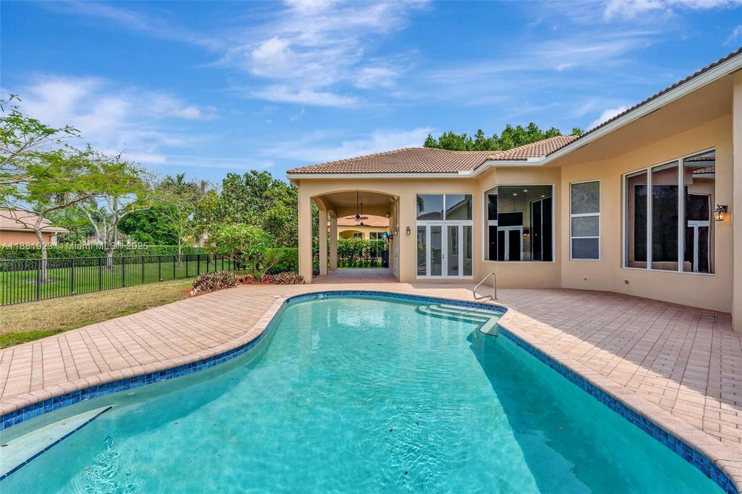 В аренду: $10,500 (6 спален, 4 ванн, 4246 Квадратных фут)