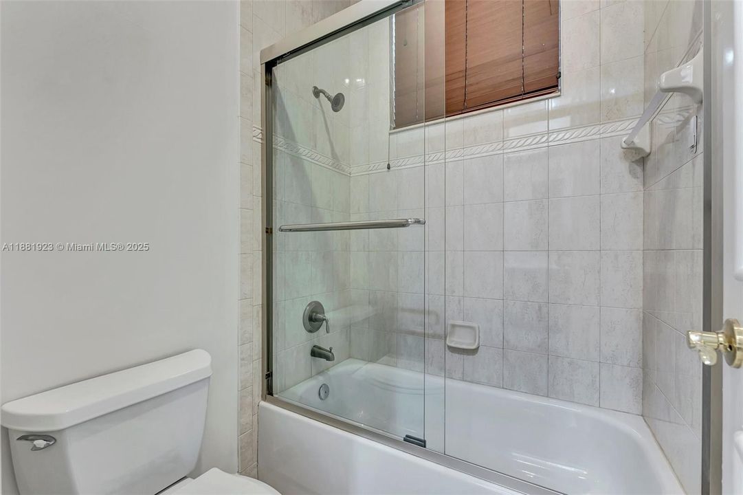 В аренду: $10,500 (6 спален, 4 ванн, 4246 Квадратных фут)