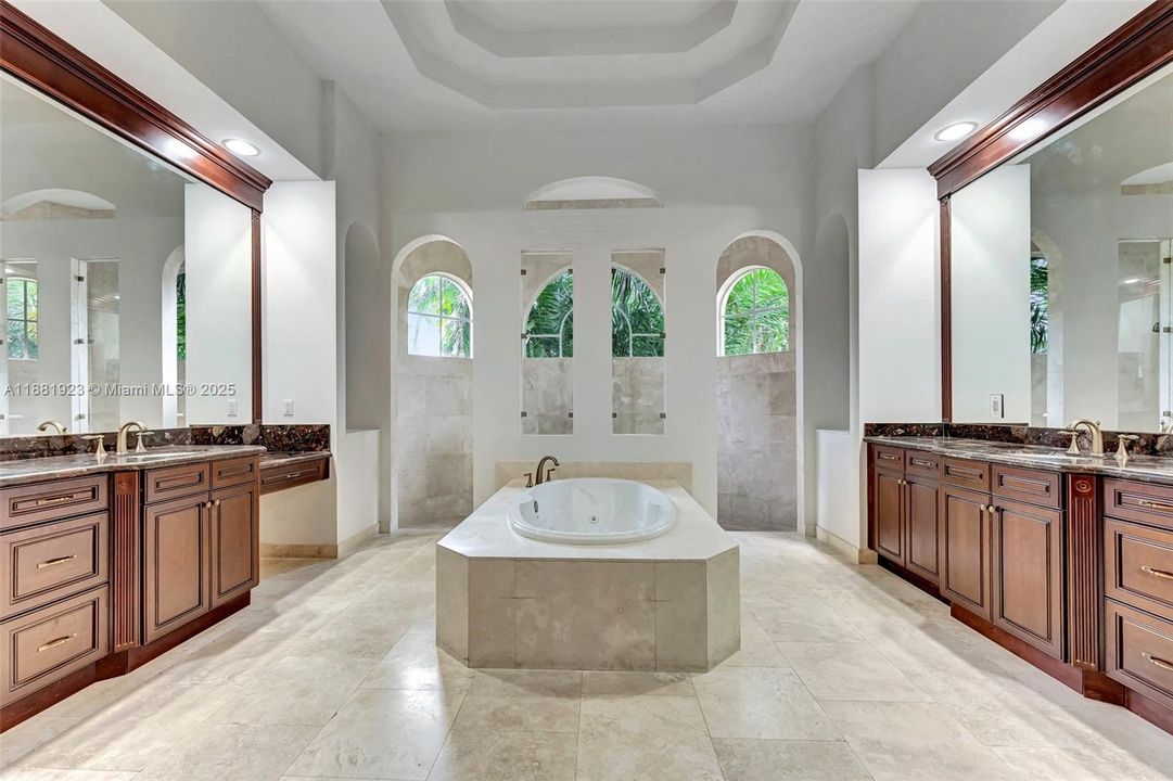 В аренду: $10,500 (6 спален, 4 ванн, 4246 Квадратных фут)