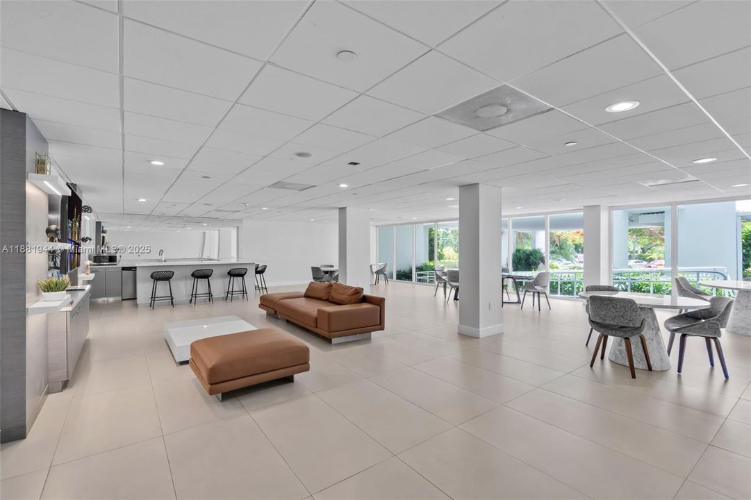 For Sale: $2,200,000 (3 beds, 2 baths, 1930 Square Feet)