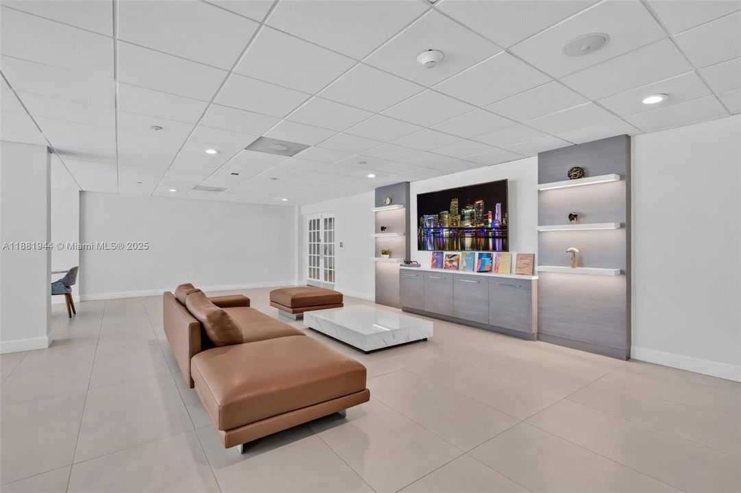 For Sale: $2,200,000 (3 beds, 2 baths, 1930 Square Feet)