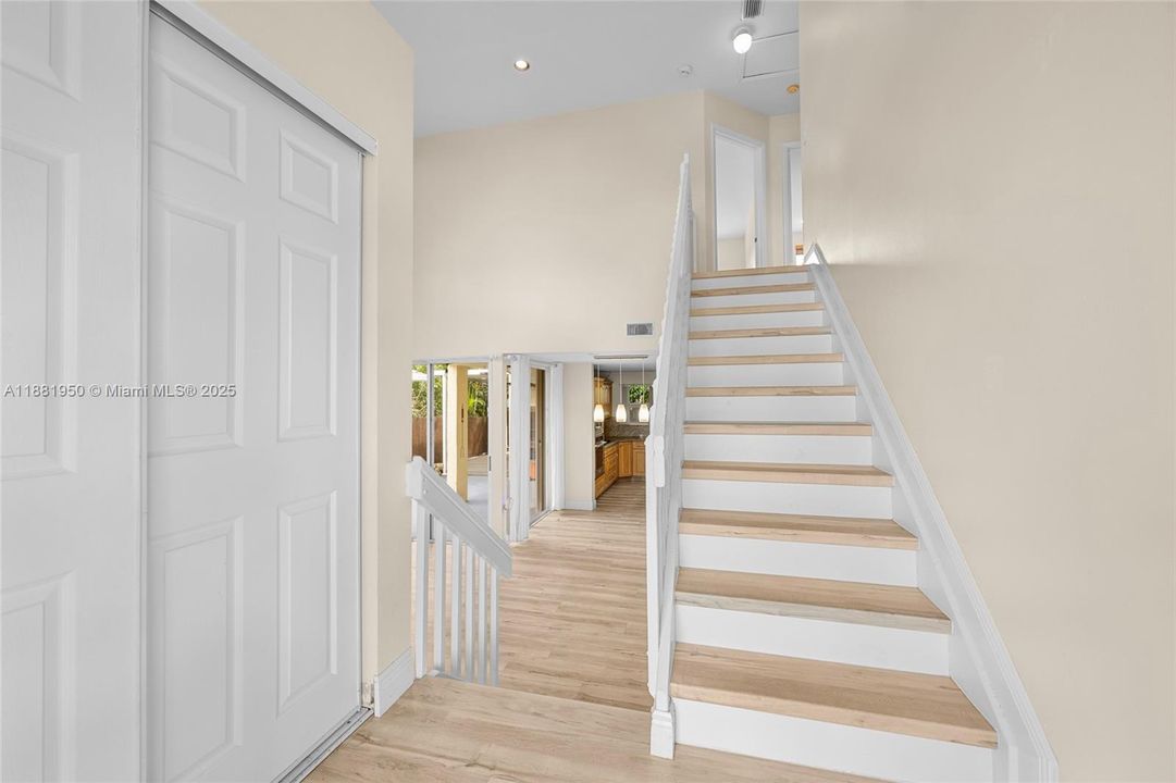 Под контрактом: $500,000 (3 спален, 2 ванн, 1424 Квадратных фут)