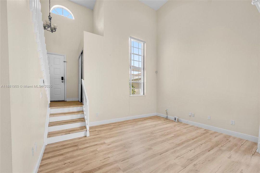 Под контрактом: $500,000 (3 спален, 2 ванн, 1424 Квадратных фут)