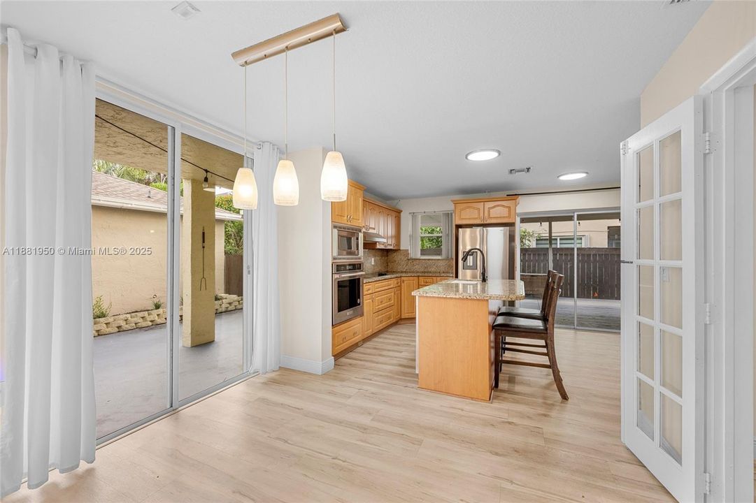 Под контрактом: $500,000 (3 спален, 2 ванн, 1424 Квадратных фут)