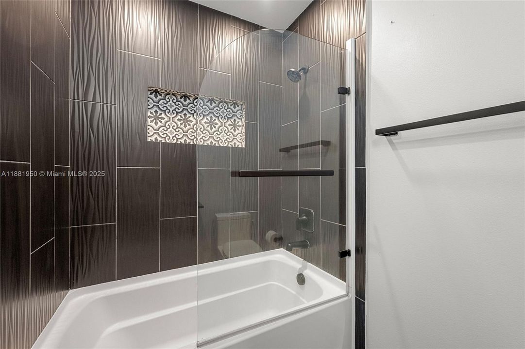 Под контрактом: $500,000 (3 спален, 2 ванн, 1424 Квадратных фут)