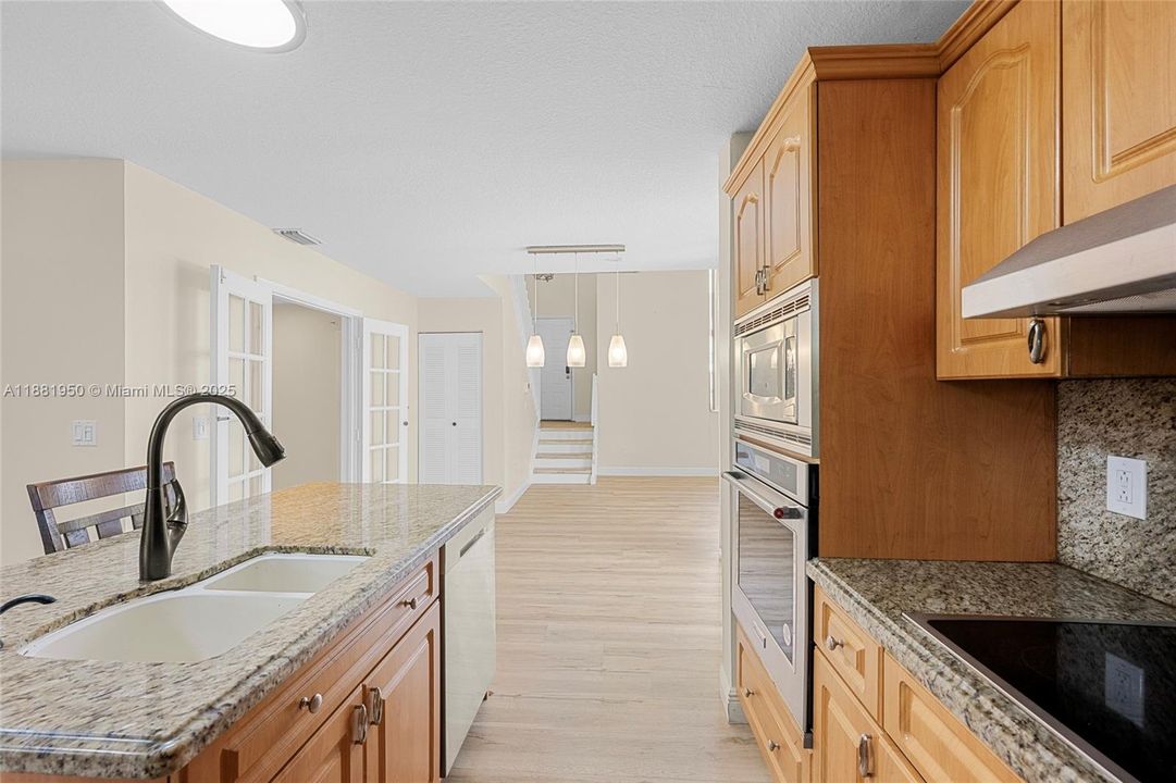 Под контрактом: $500,000 (3 спален, 2 ванн, 1424 Квадратных фут)