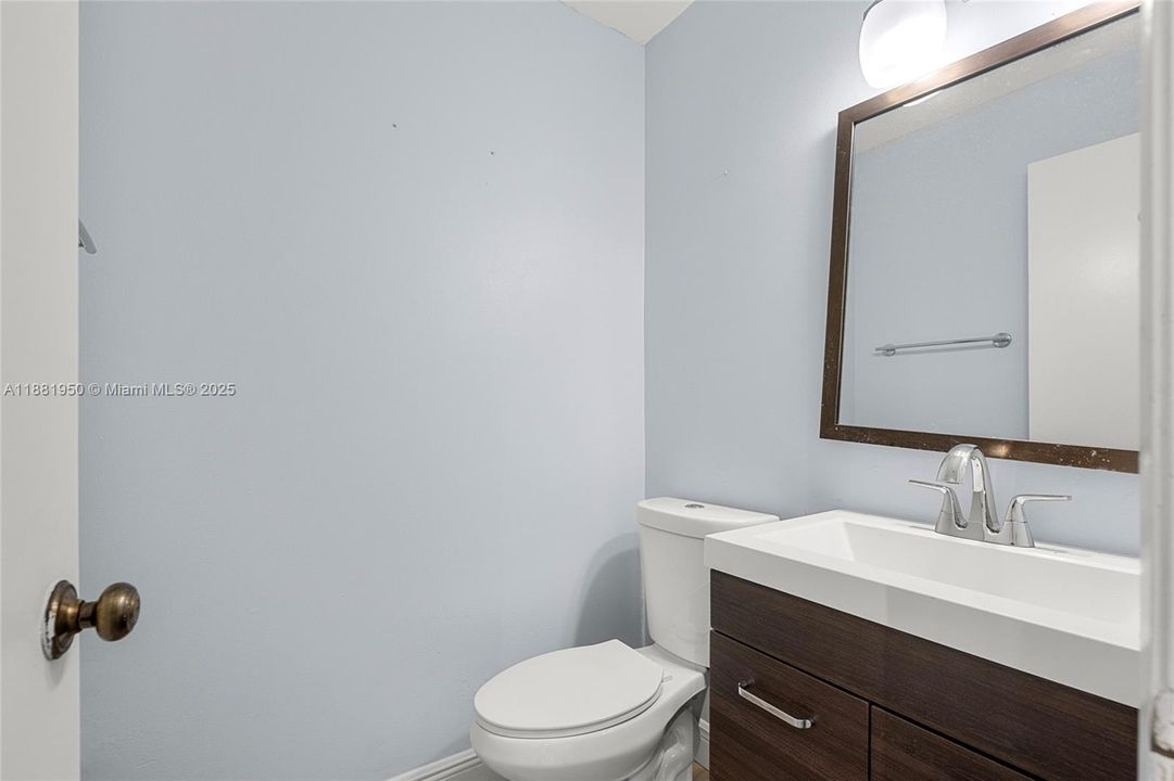 Под контрактом: $500,000 (3 спален, 2 ванн, 1424 Квадратных фут)