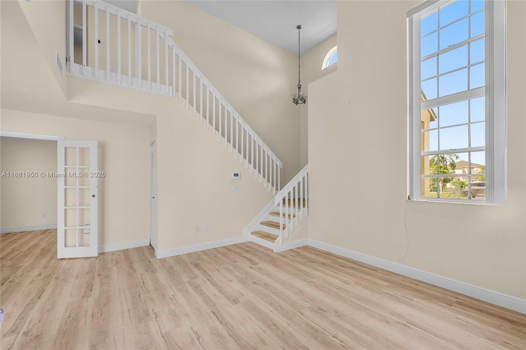 Под контрактом: $500,000 (3 спален, 2 ванн, 1424 Квадратных фут)