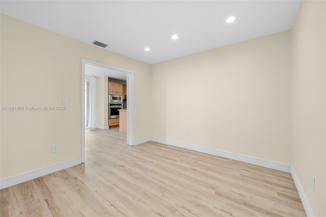 Под контрактом: $500,000 (3 спален, 2 ванн, 1424 Квадратных фут)