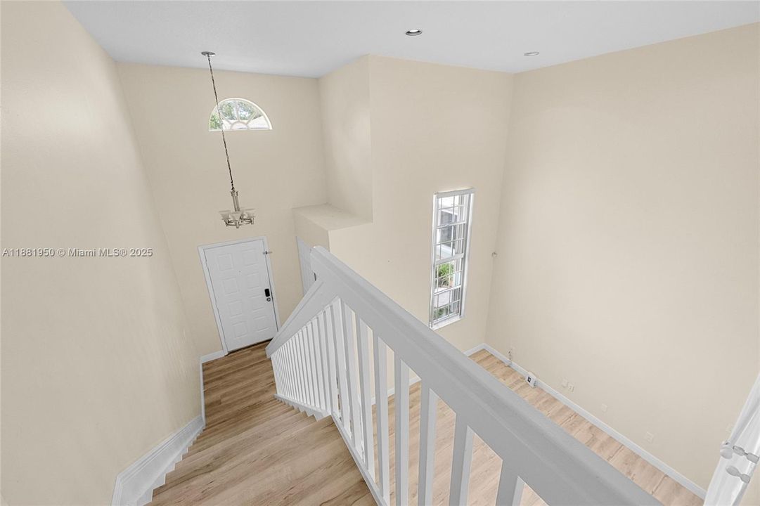 Под контрактом: $500,000 (3 спален, 2 ванн, 1424 Квадратных фут)