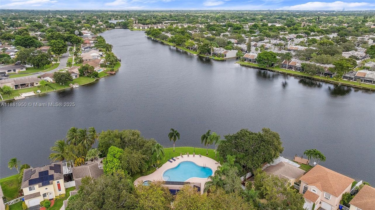 Под контрактом: $500,000 (3 спален, 2 ванн, 1424 Квадратных фут)