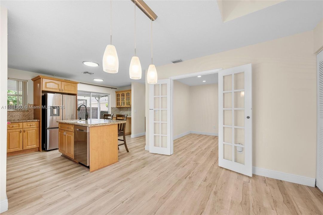 Под контрактом: $500,000 (3 спален, 2 ванн, 1424 Квадратных фут)