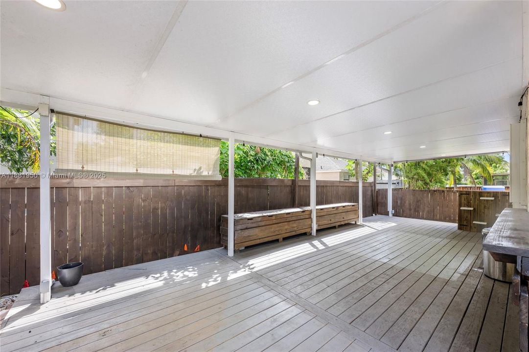 Под контрактом: $500,000 (3 спален, 2 ванн, 1424 Квадратных фут)