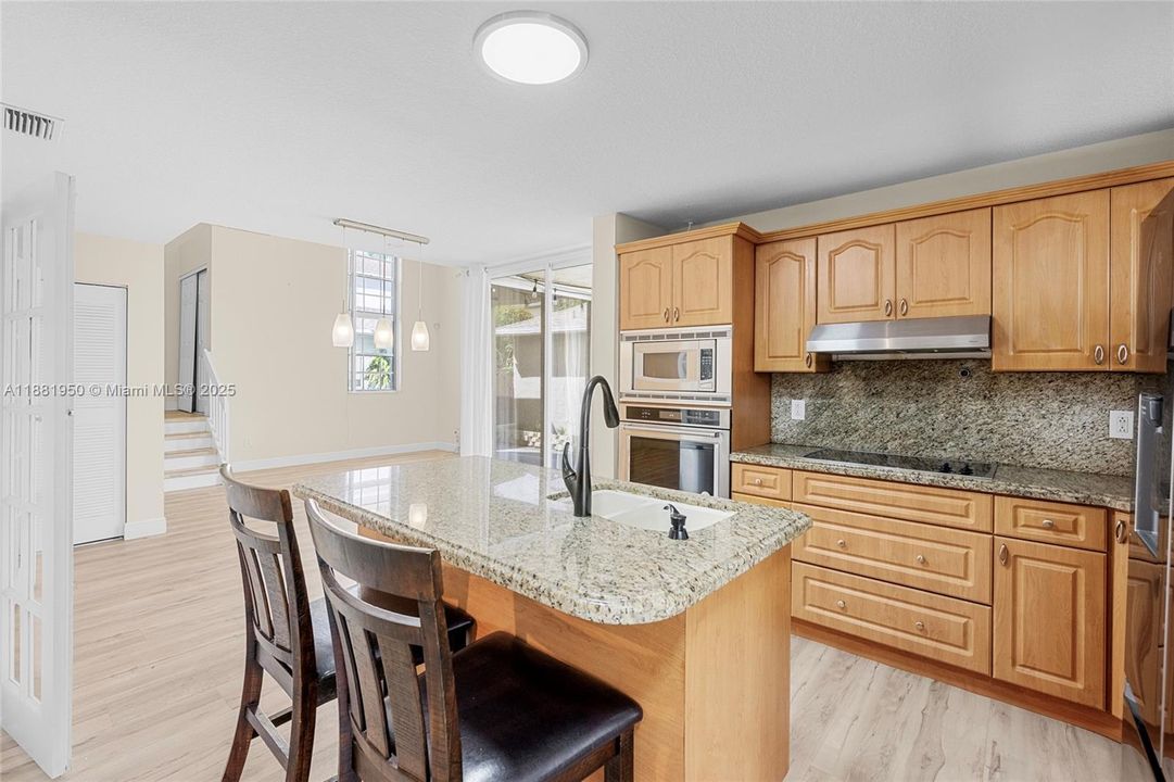 Под контрактом: $500,000 (3 спален, 2 ванн, 1424 Квадратных фут)