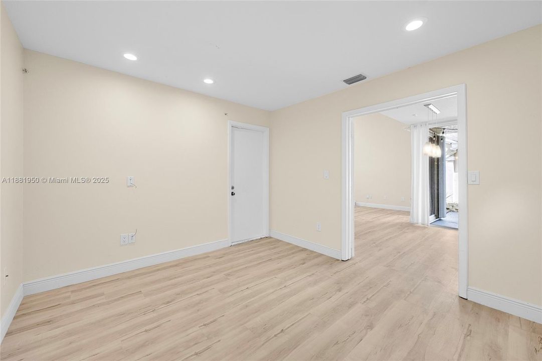 Под контрактом: $500,000 (3 спален, 2 ванн, 1424 Квадратных фут)