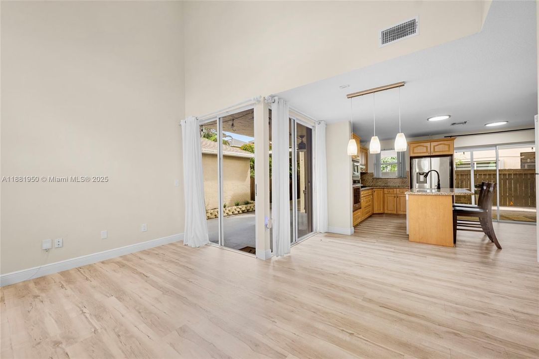 Под контрактом: $500,000 (3 спален, 2 ванн, 1424 Квадратных фут)