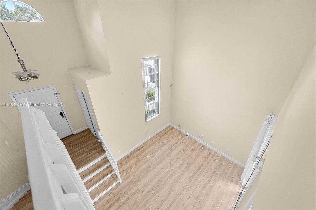 Под контрактом: $500,000 (3 спален, 2 ванн, 1424 Квадратных фут)