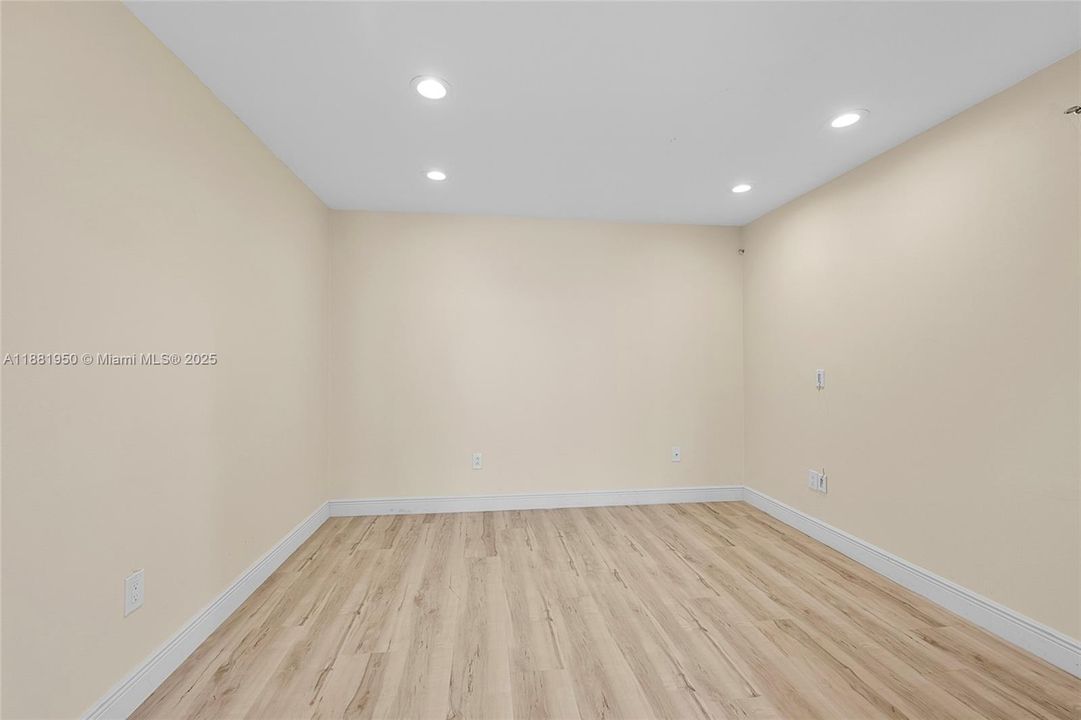 Под контрактом: $500,000 (3 спален, 2 ванн, 1424 Квадратных фут)