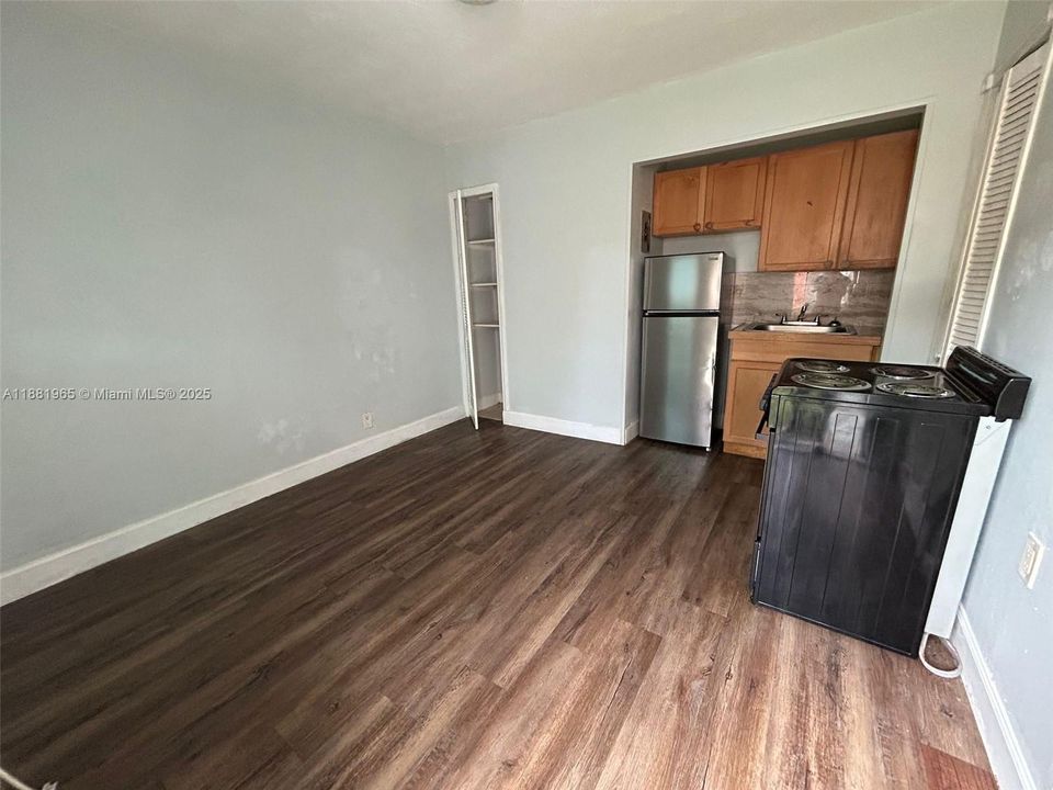 Active With Contract: $1,100 (0 beds, 1 baths, 200 Square Feet)
