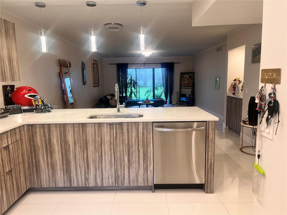 待售: $349,000 (2 贝兹, 2 浴室, 1220 平方英尺)