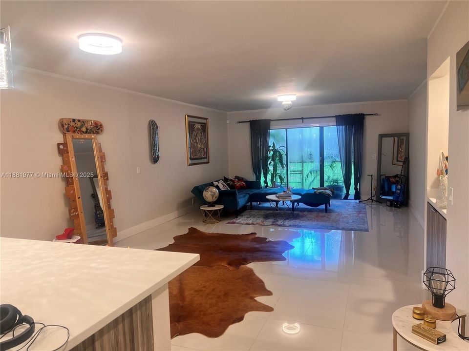 待售: $349,000 (2 贝兹, 2 浴室, 1220 平方英尺)