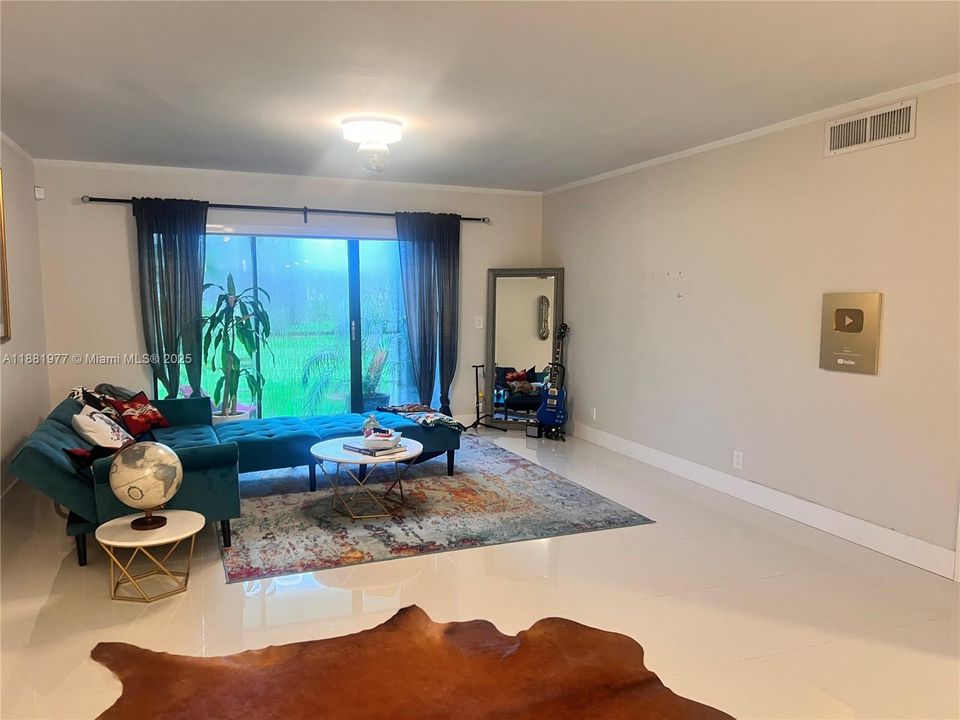 待售: $349,000 (2 贝兹, 2 浴室, 1220 平方英尺)