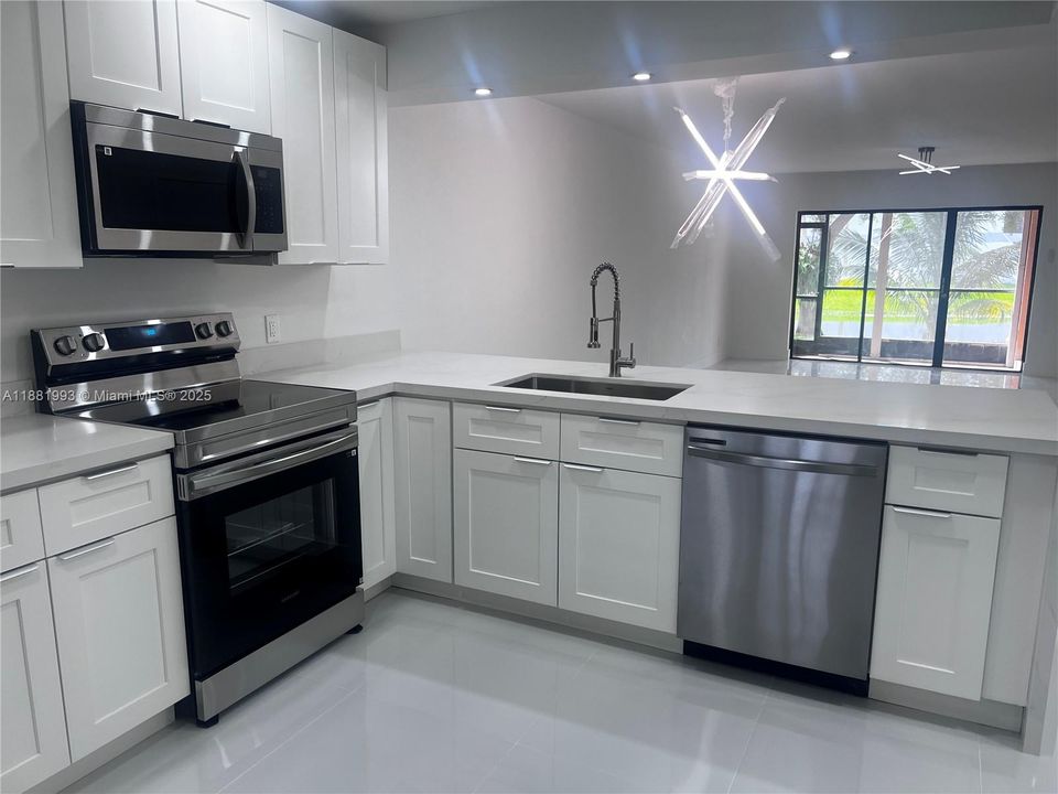 For Sale: $349,000 (2 beds, 2 baths, 1256 Square Feet)