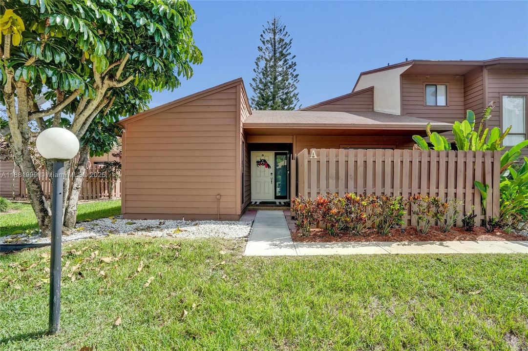 Active With Contract: $345,000 (2 beds, 2 baths, 1151 Square Feet)