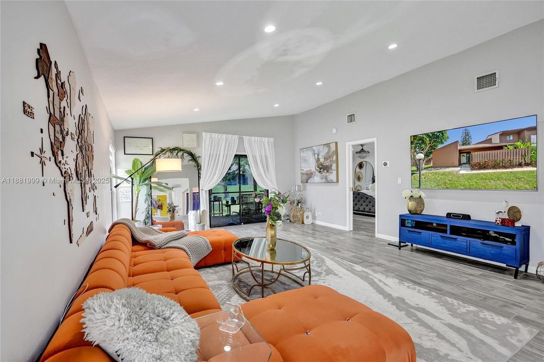 Active With Contract: $345,000 (2 beds, 2 baths, 1151 Square Feet)