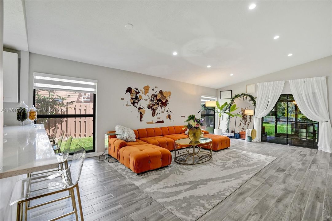 Active With Contract: $345,000 (2 beds, 2 baths, 1151 Square Feet)