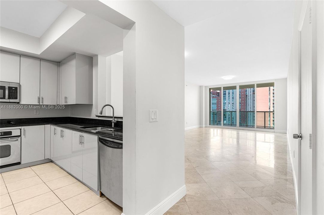 Recently Rented: $4,600 (3 beds, 3 baths, 1650 Square Feet)