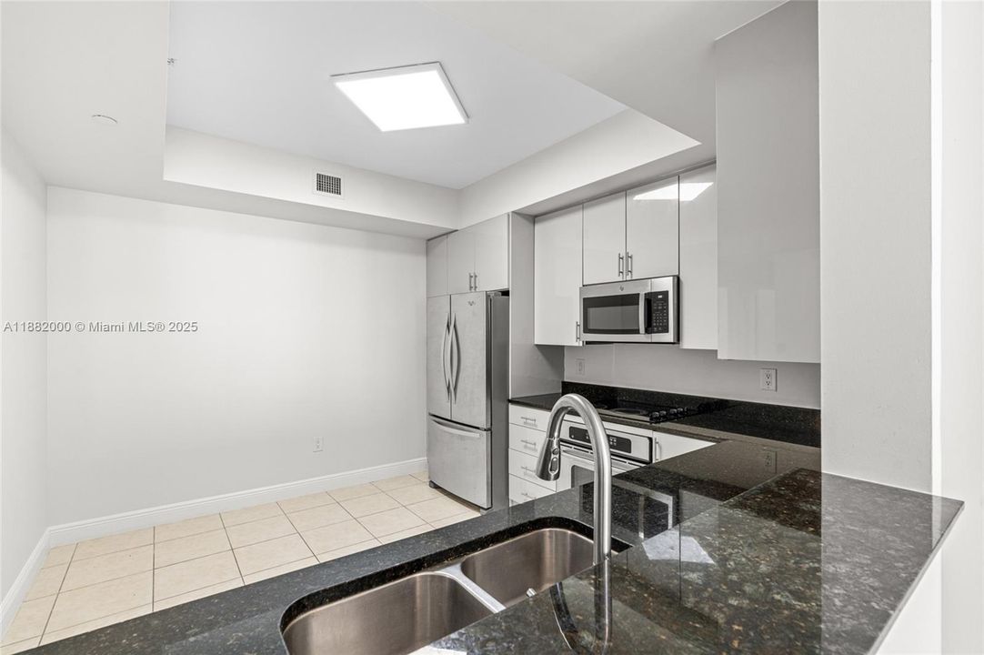 Recently Rented: $4,600 (3 beds, 3 baths, 1650 Square Feet)