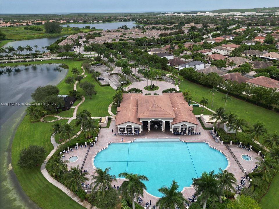 合同活跃: $419,900 (4 贝兹, 3 浴室, 1690 平方英尺)