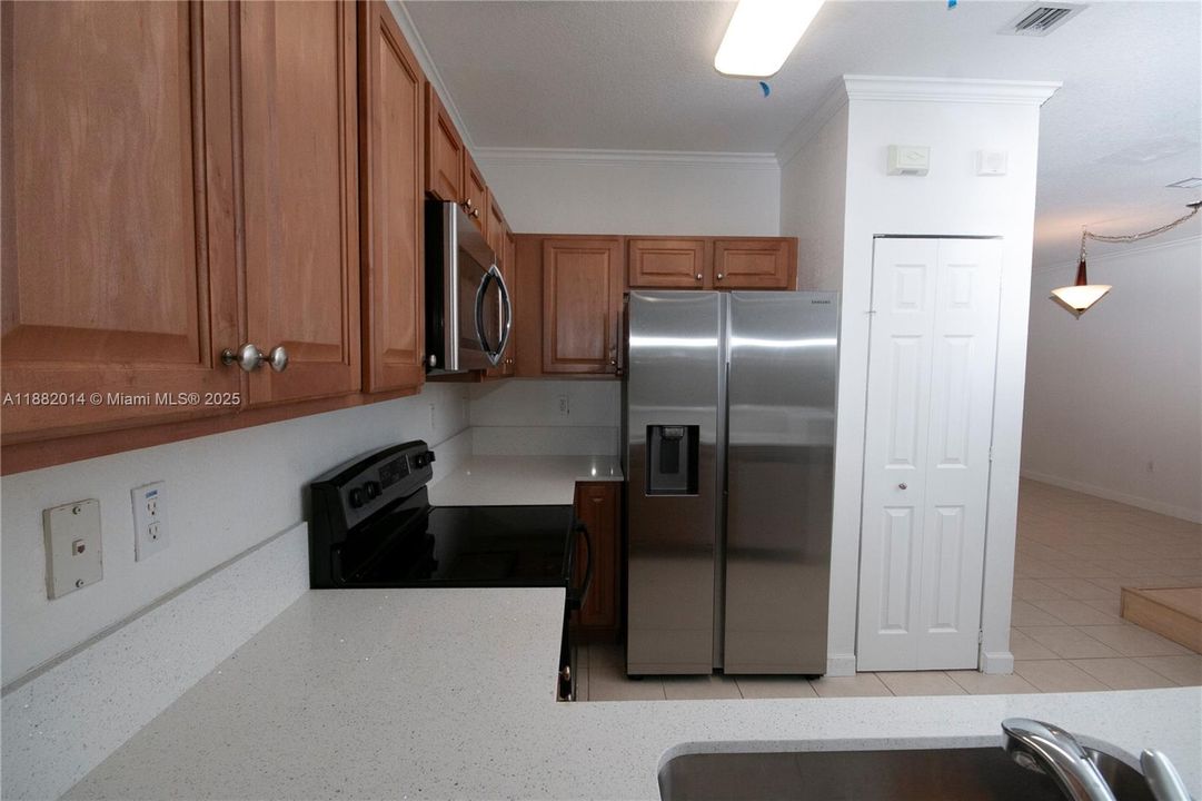 合同活跃: $419,900 (4 贝兹, 3 浴室, 1690 平方英尺)