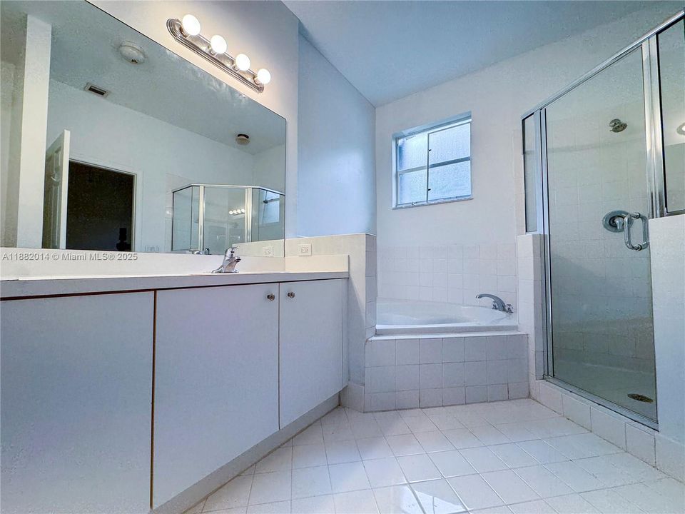 合同活跃: $419,900 (4 贝兹, 3 浴室, 1690 平方英尺)