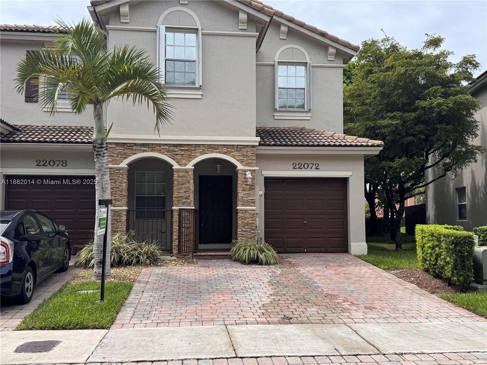 合同活跃: $419,900 (4 贝兹, 3 浴室, 1690 平方英尺)