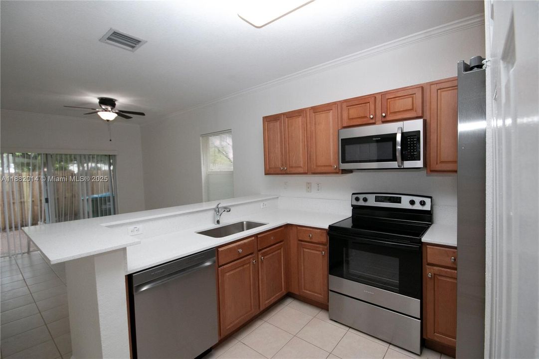 合同活跃: $419,900 (4 贝兹, 3 浴室, 1690 平方英尺)