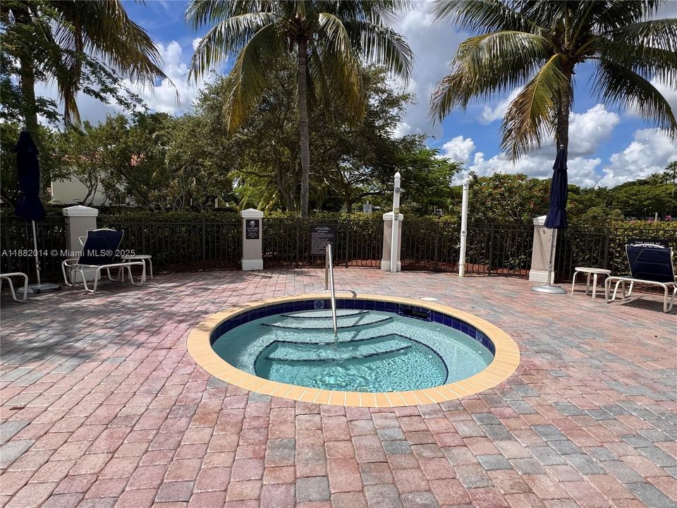 合同活跃: $419,900 (4 贝兹, 3 浴室, 1690 平方英尺)