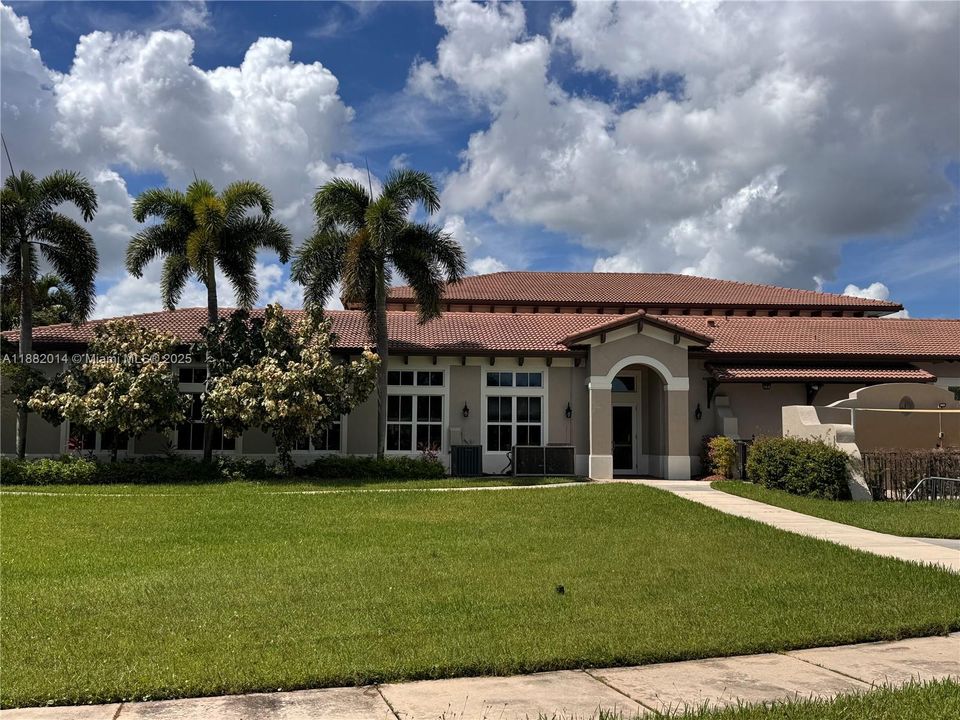 合同活跃: $419,900 (4 贝兹, 3 浴室, 1690 平方英尺)