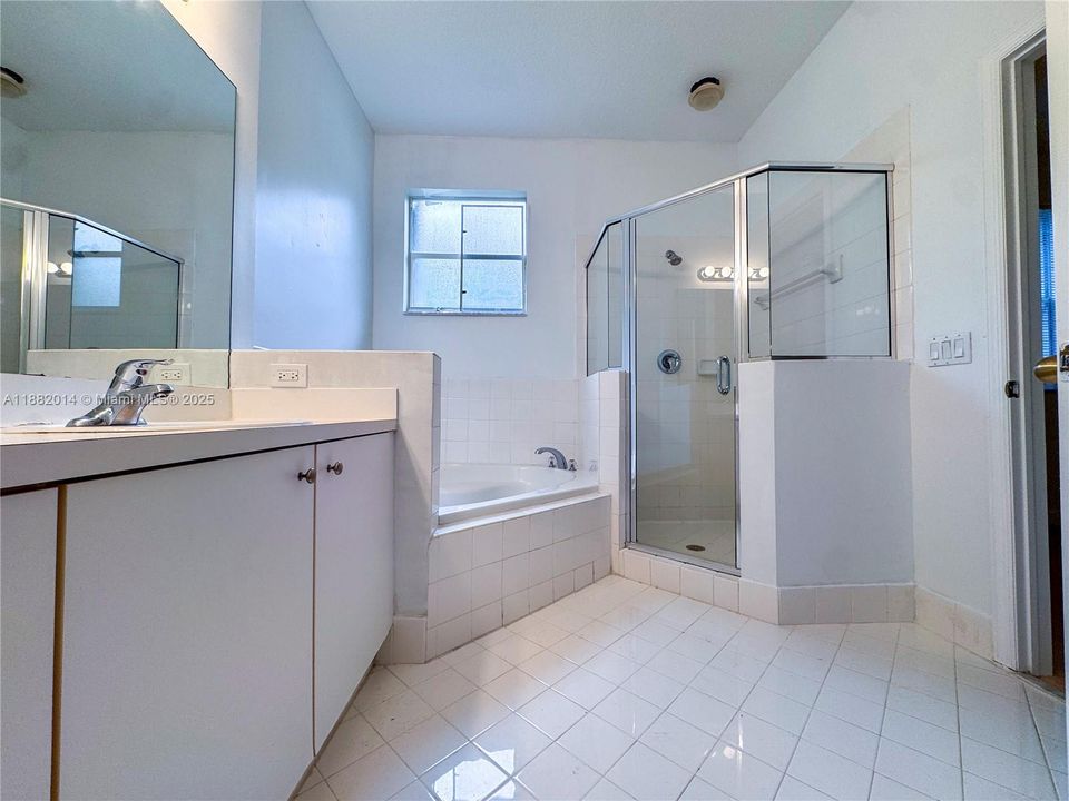 合同活跃: $419,900 (4 贝兹, 3 浴室, 1690 平方英尺)