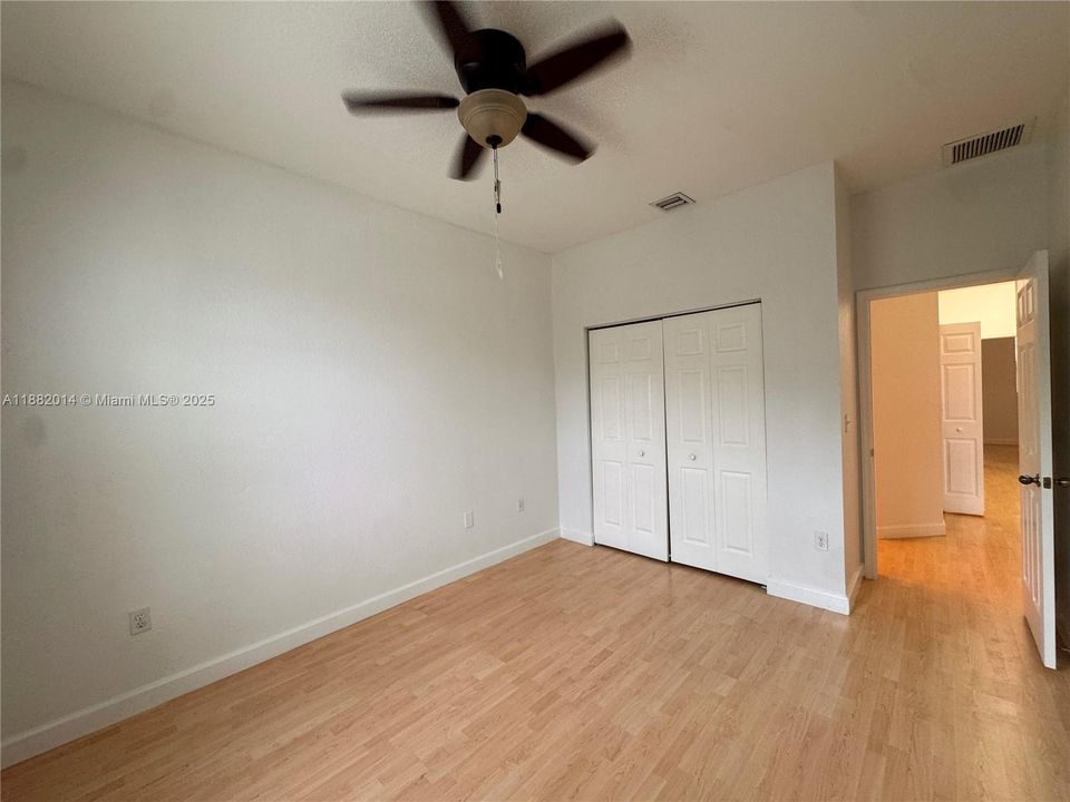 合同活跃: $419,900 (4 贝兹, 3 浴室, 1690 平方英尺)