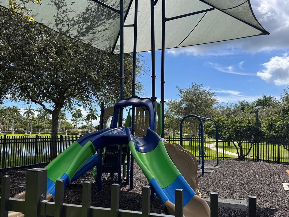 合同活跃: $419,900 (4 贝兹, 3 浴室, 1690 平方英尺)