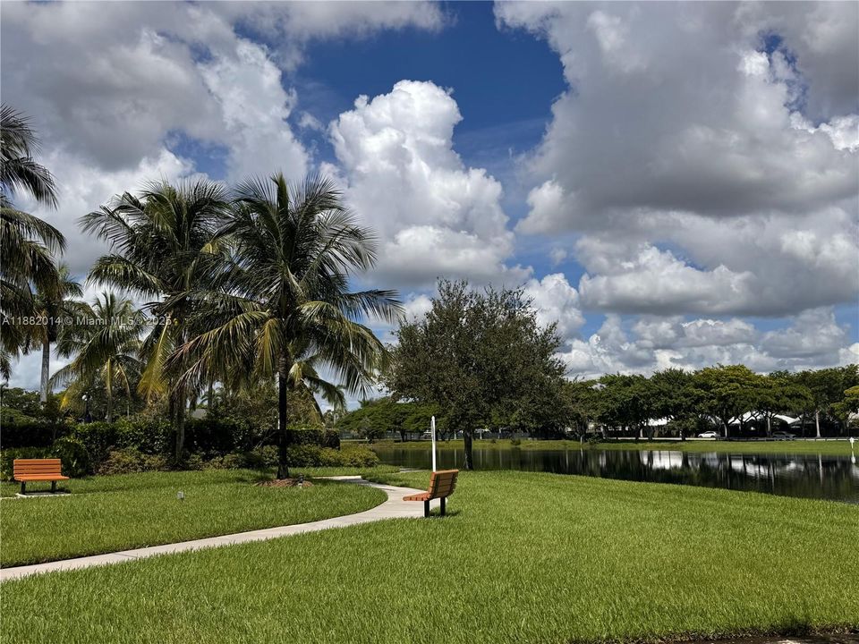 合同活跃: $419,900 (4 贝兹, 3 浴室, 1690 平方英尺)