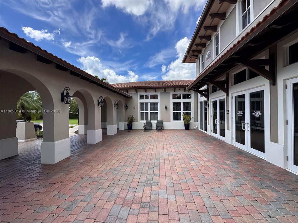 合同活跃: $419,900 (4 贝兹, 3 浴室, 1690 平方英尺)