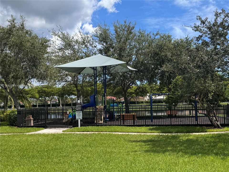 合同活跃: $419,900 (4 贝兹, 3 浴室, 1690 平方英尺)