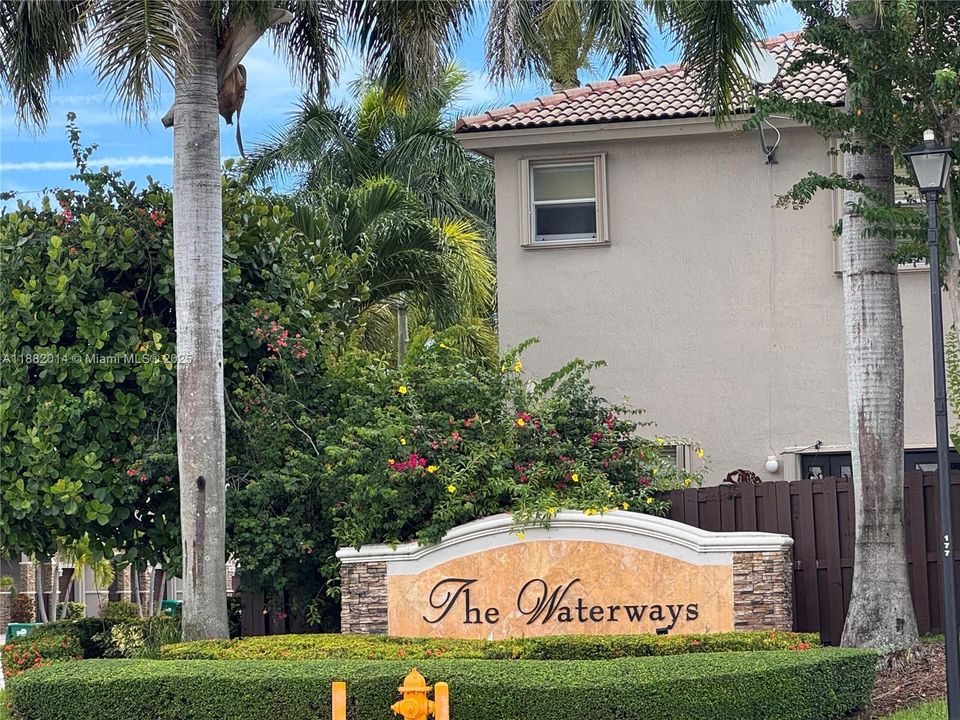 合同活跃: $419,900 (4 贝兹, 3 浴室, 1690 平方英尺)