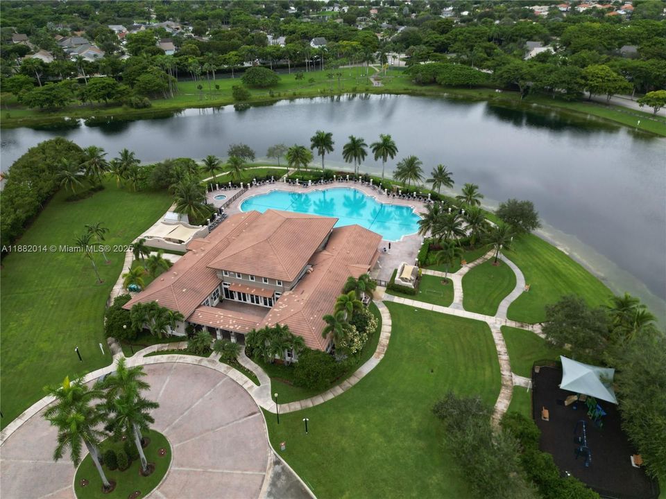 合同活跃: $419,900 (4 贝兹, 3 浴室, 1690 平方英尺)