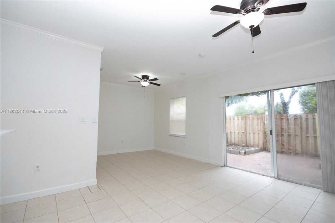 合同活跃: $419,900 (4 贝兹, 3 浴室, 1690 平方英尺)