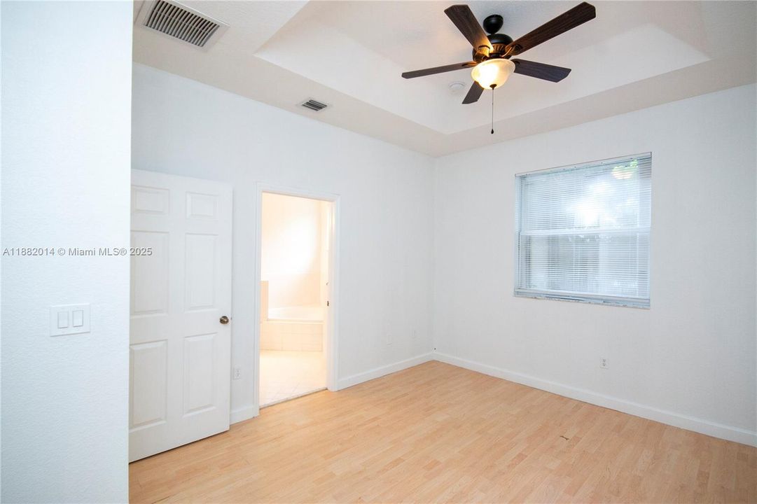 合同活跃: $419,900 (4 贝兹, 3 浴室, 1690 平方英尺)