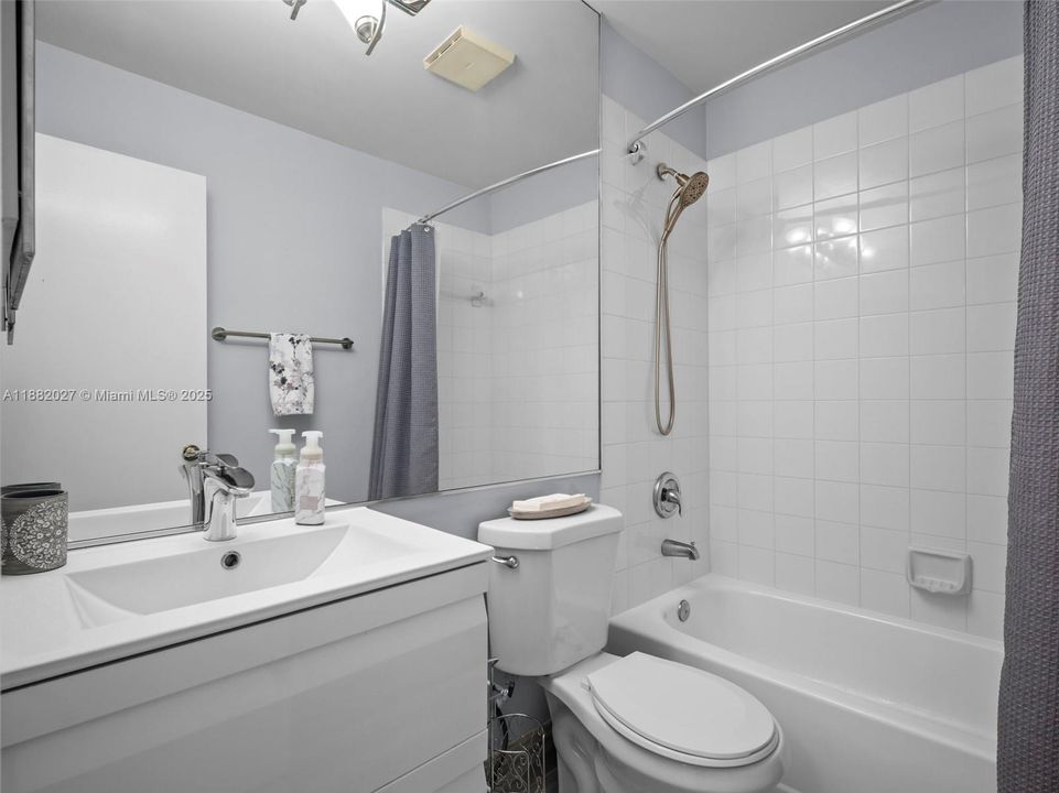 Active With Contract: $3,800 (3 beds, 2 baths, 1870 Square Feet)